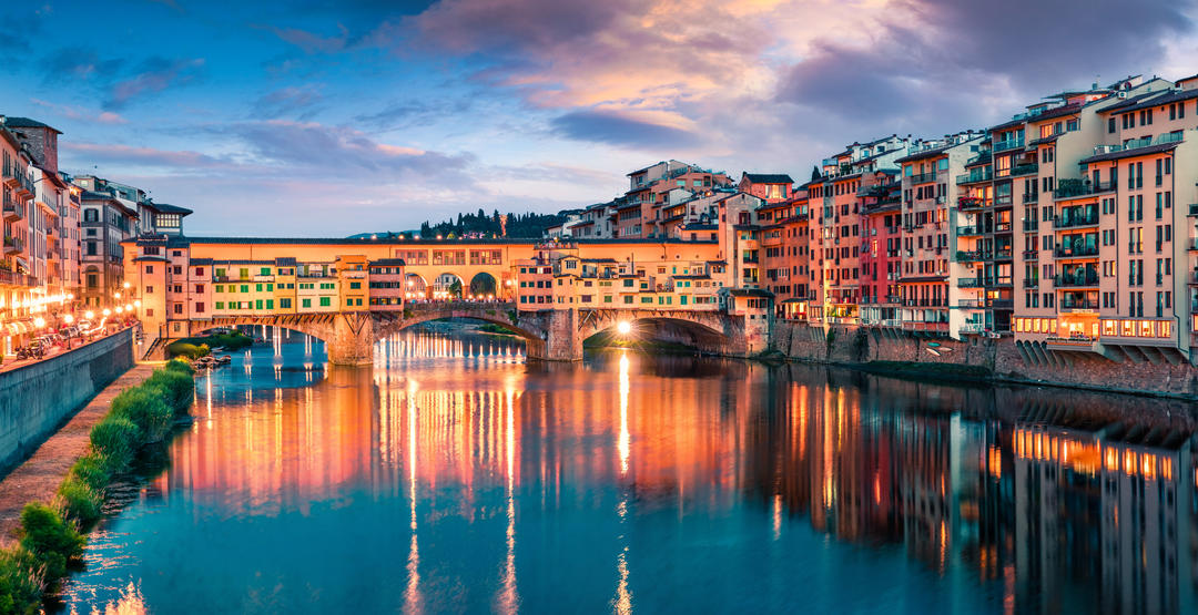 Середньовічний арковий річковий міст Понте Веккьо у Флоренції