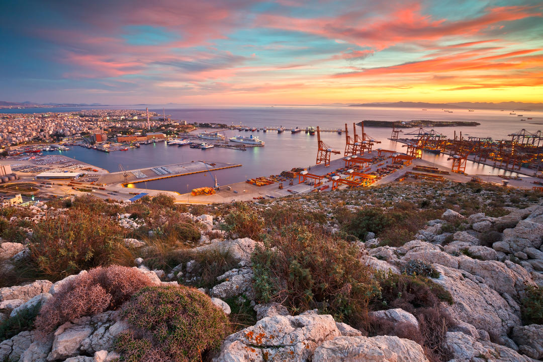 Вид на гавань Пірей в Афінах з передгір'я Егалео