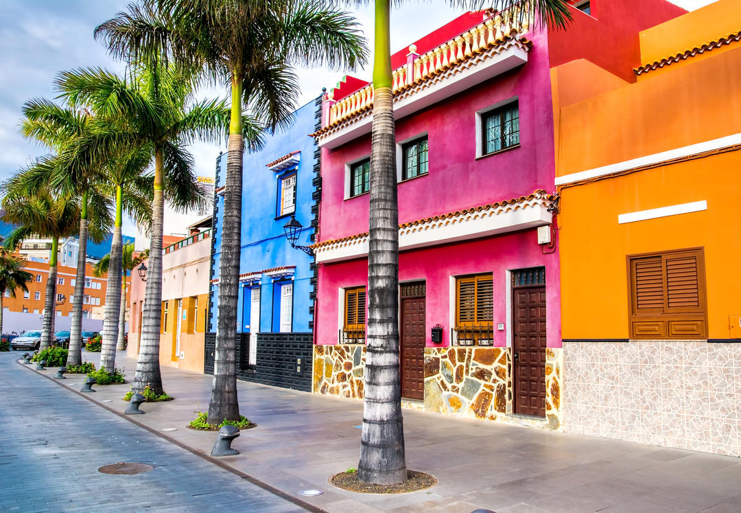 Різнокольорові будинки і пальми на вулиці в Пуерто-де-ла-Крус.