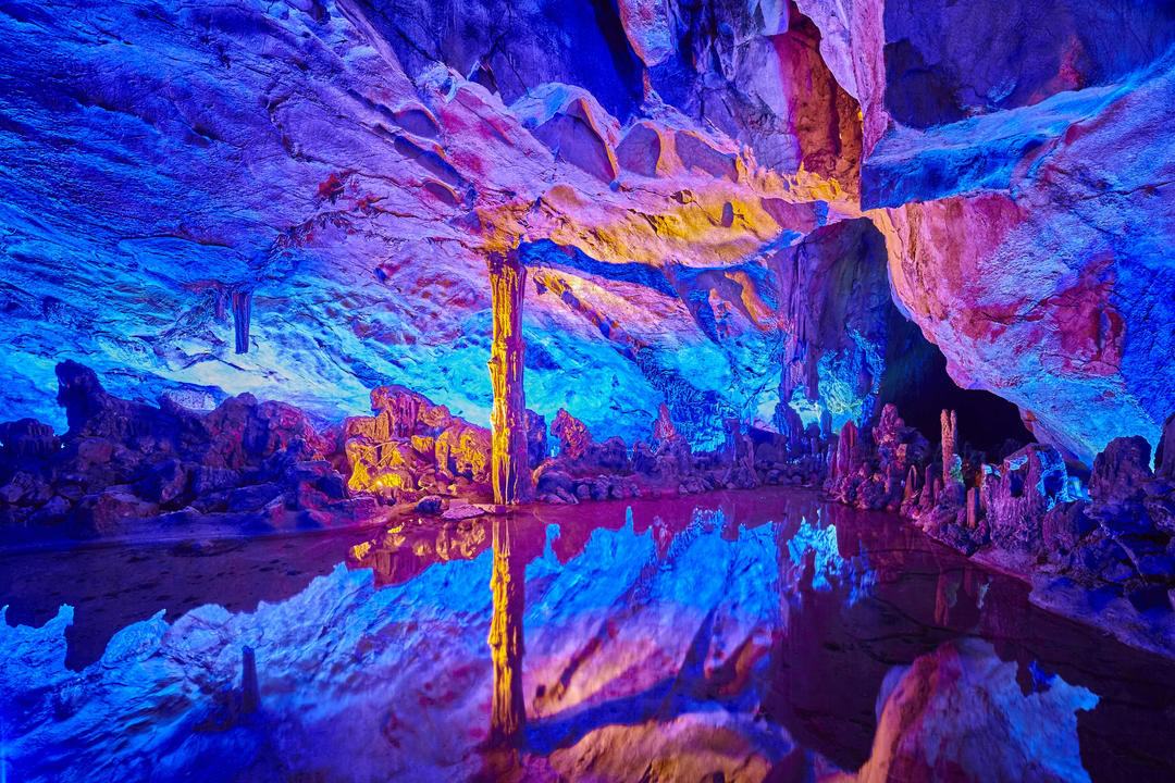 Природна вапнякова печера з різнобарвним освітленням