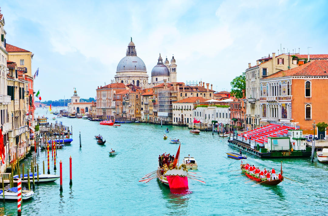 Гонка на гондолах на Гранд-каналі у Венеції