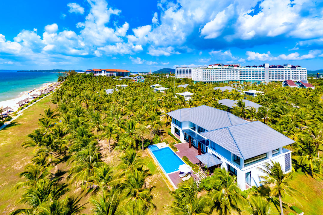 Вілли та готелі на курорті поряд з пляжем Бай Дай