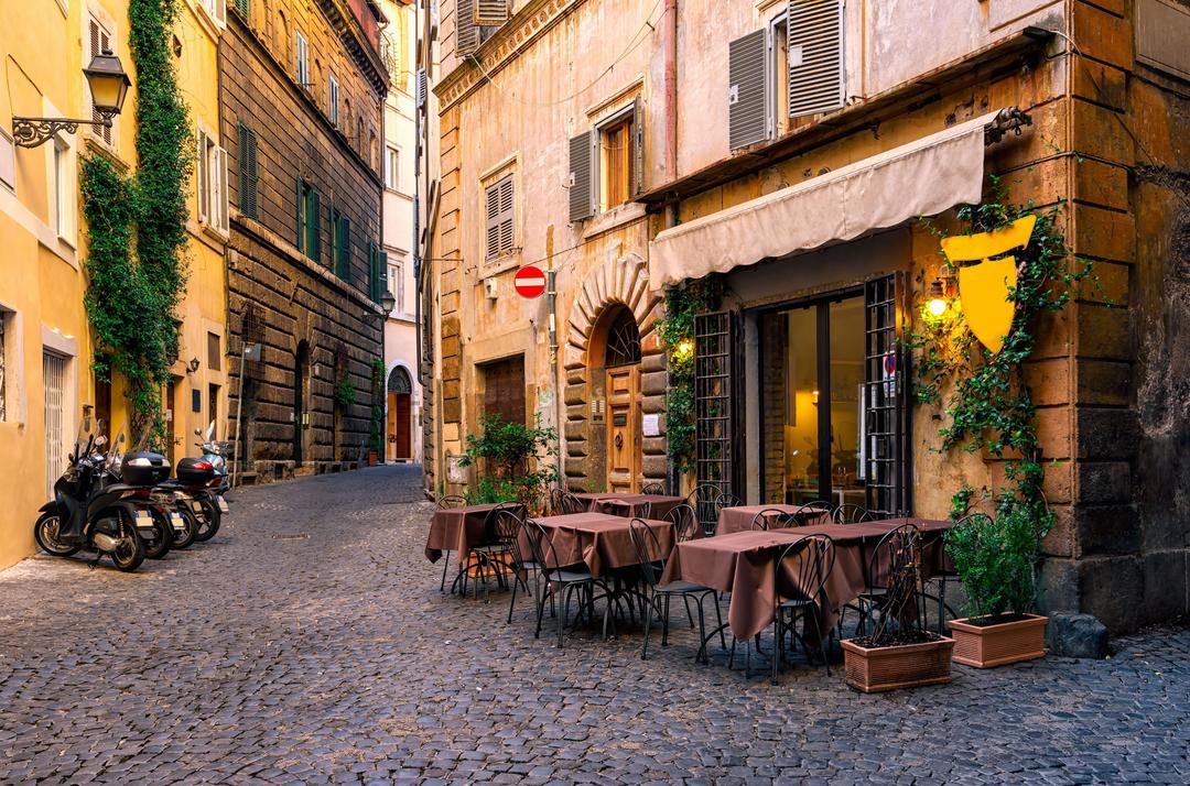 Вид на старовинну затишну вулицю в Римі, Італія