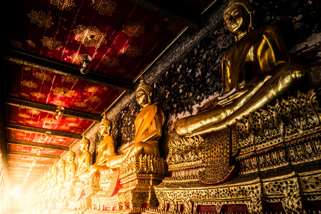 Ряд статуй Будди у Храмі Світанку