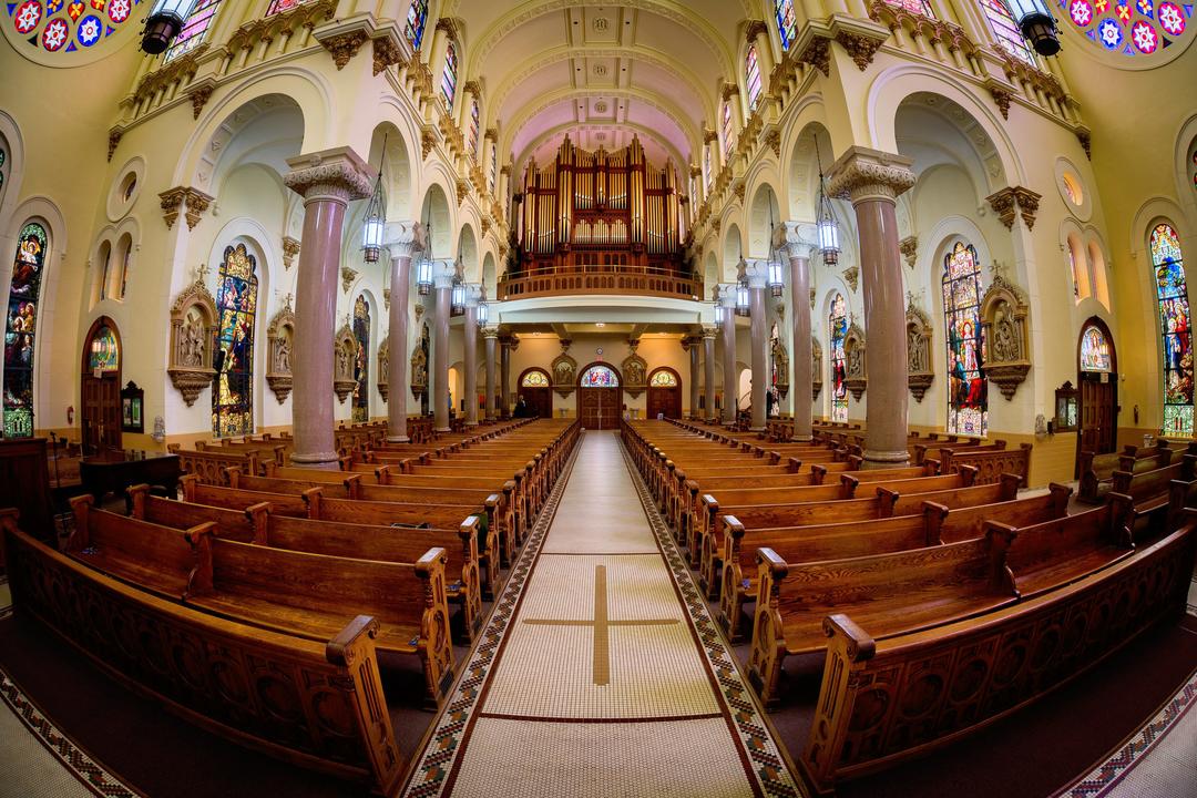 Інтер'єр історичної католицької церкви у Тампі