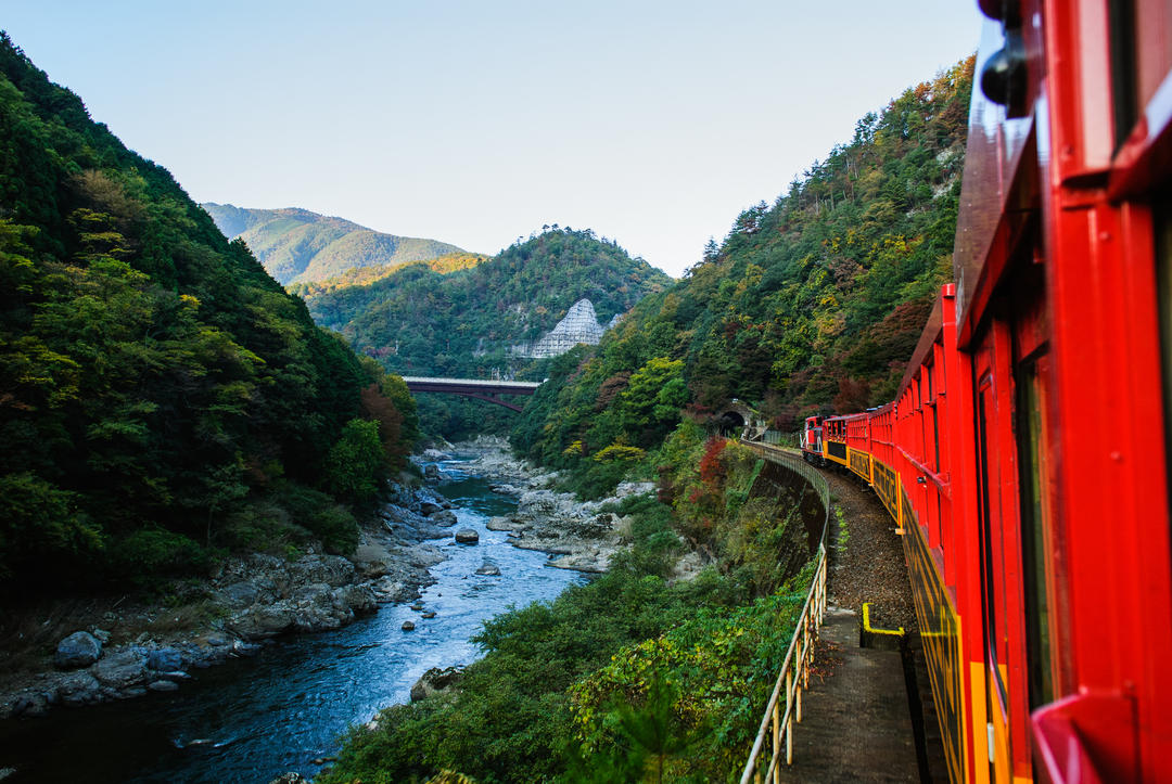Вид на річку з вікна поїзда на залізничному шляху Сагано