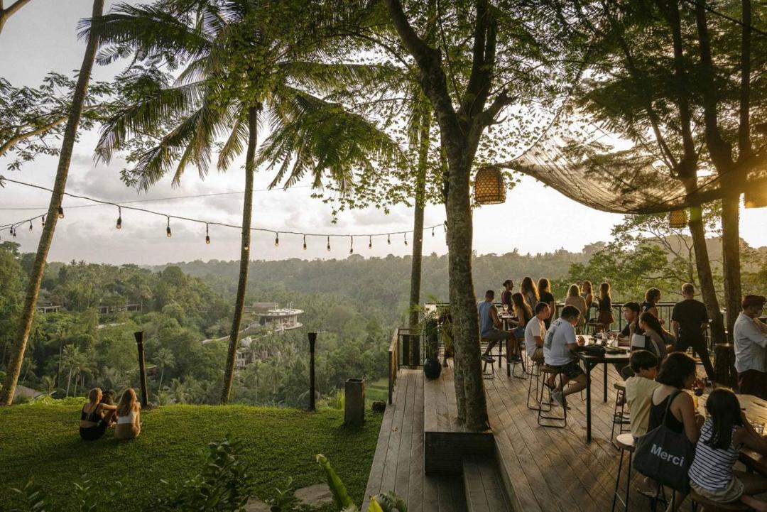 Ресторан на терасі під пальмами