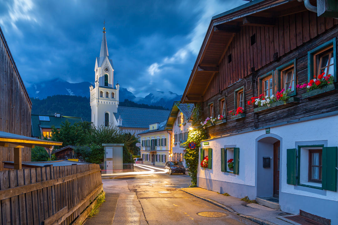 Вид на церкву з горами в сутінках в австрійському Тіроле
