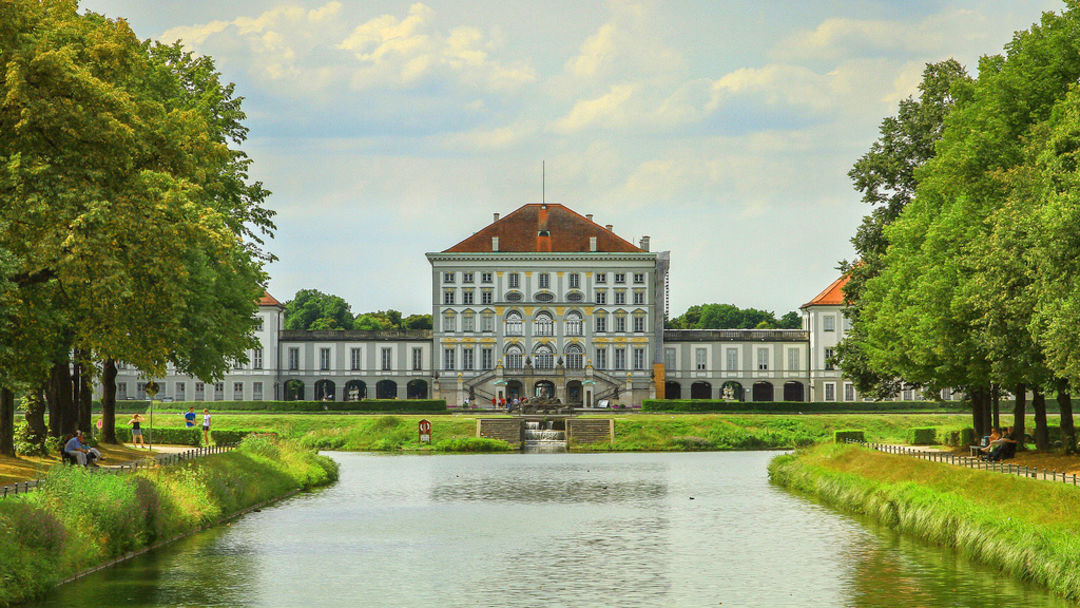 Вид на палац Німфенбург у Мюнхені з боку каналу