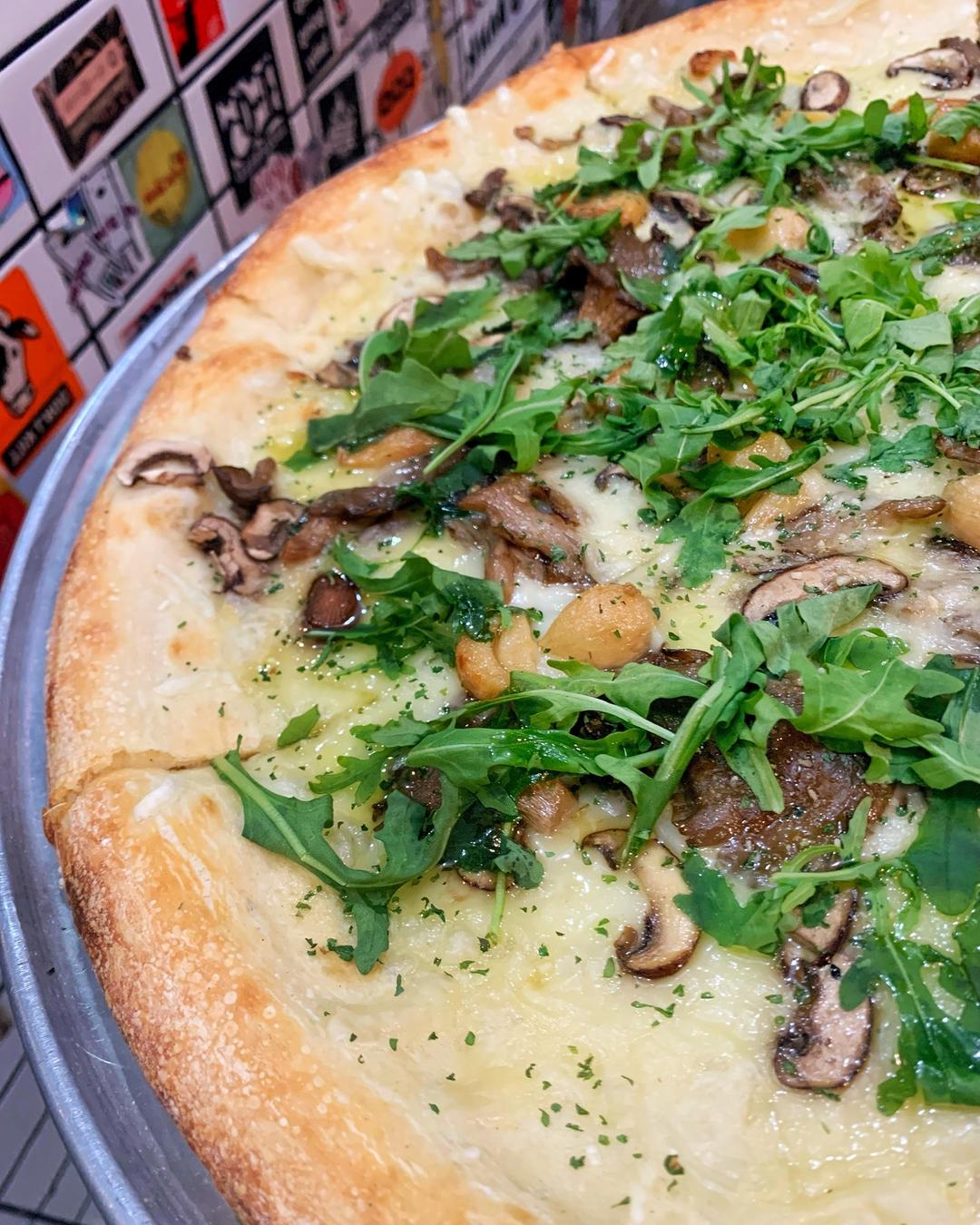 Вегетаріанська піца з грибами та шпинатом