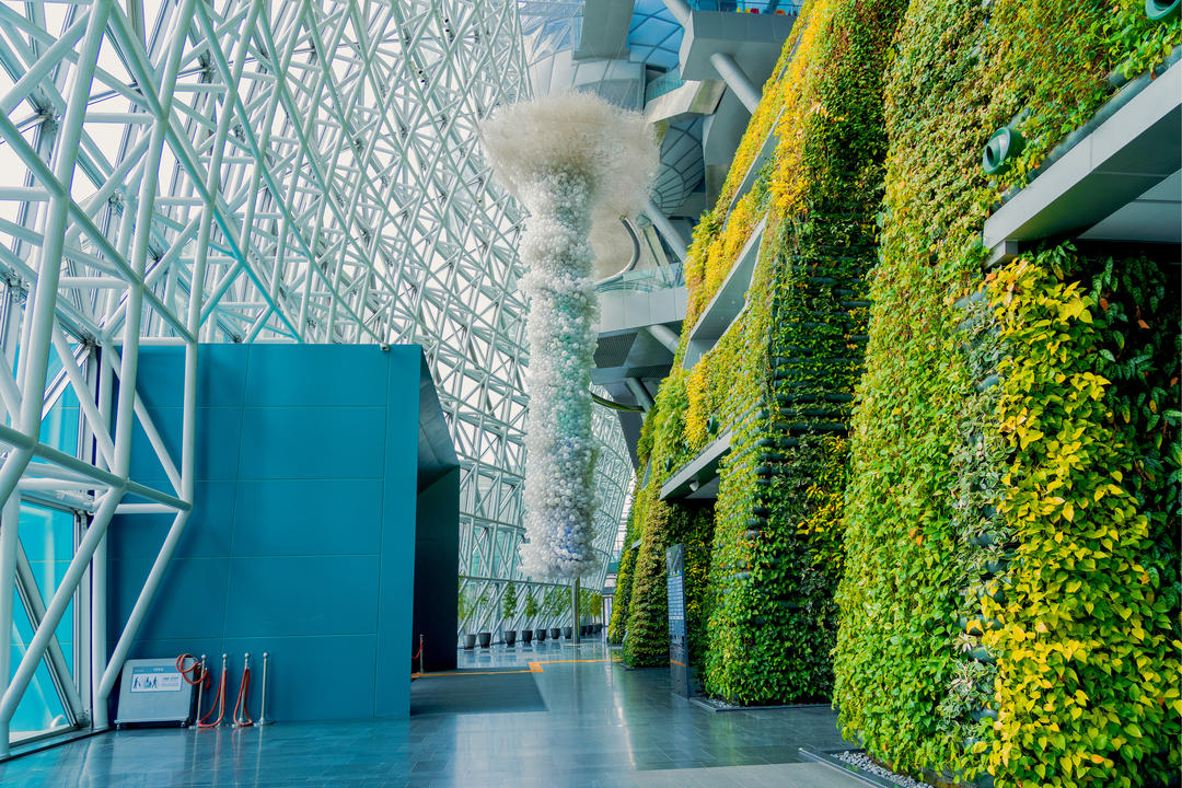 Внутрішня будівля з повітряними кулями та рослинами
