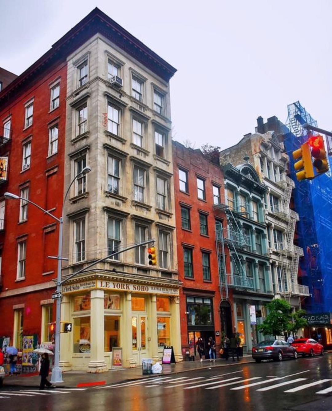 Нью-Йоркська архітектура з яскравими фасадами в дощ