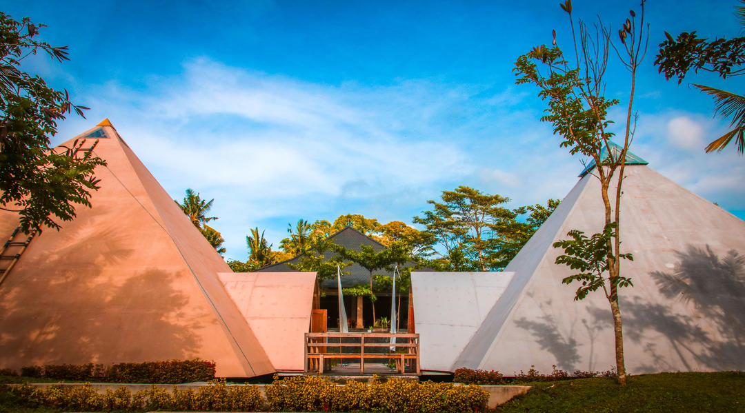 Дві піраміди побудовані на Балі