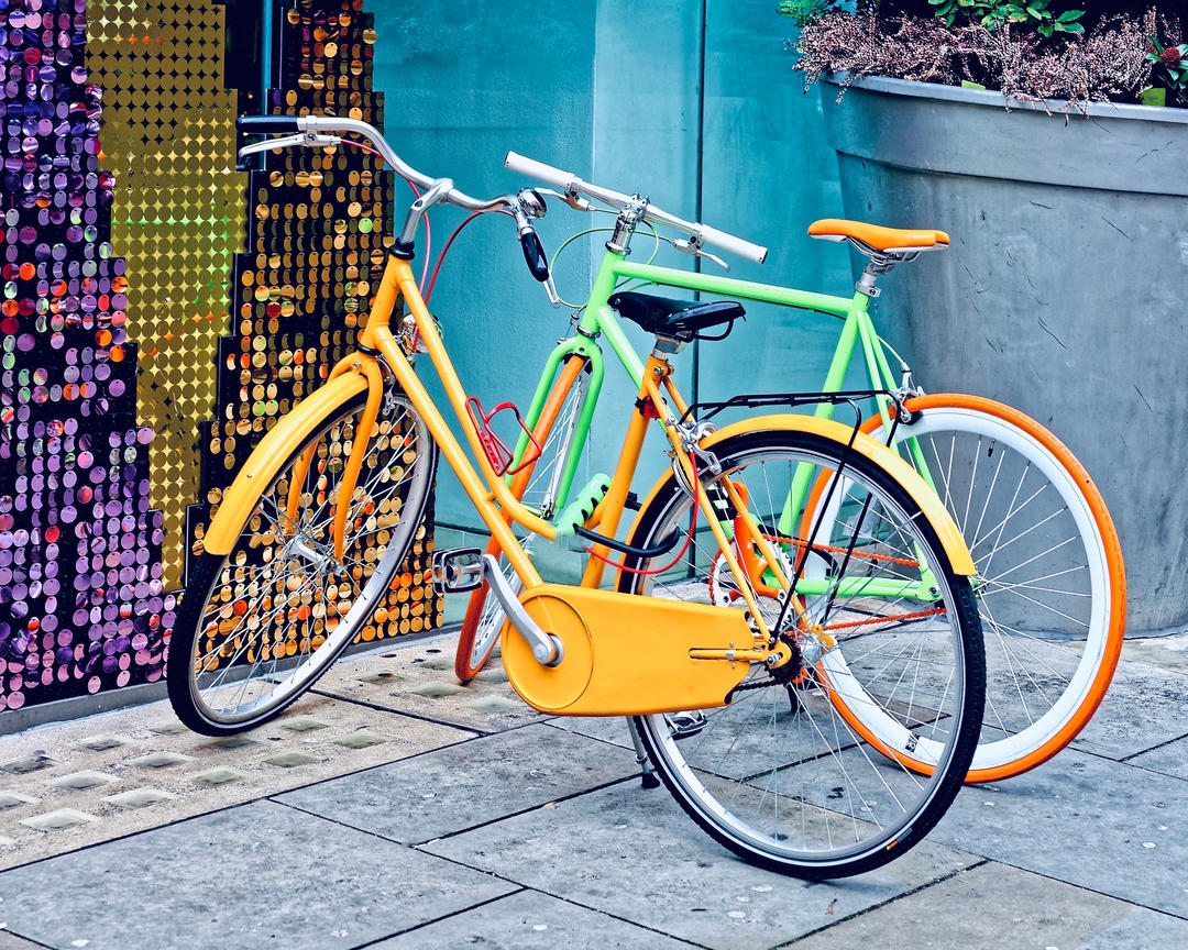 Два різнокольорові велосипеди