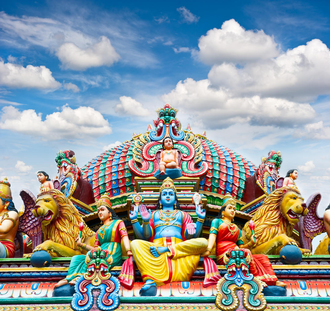 Різнокольорові скульптури богів храму Шрі Маріамман – обов'язково варто подивитися у Сінгапурі