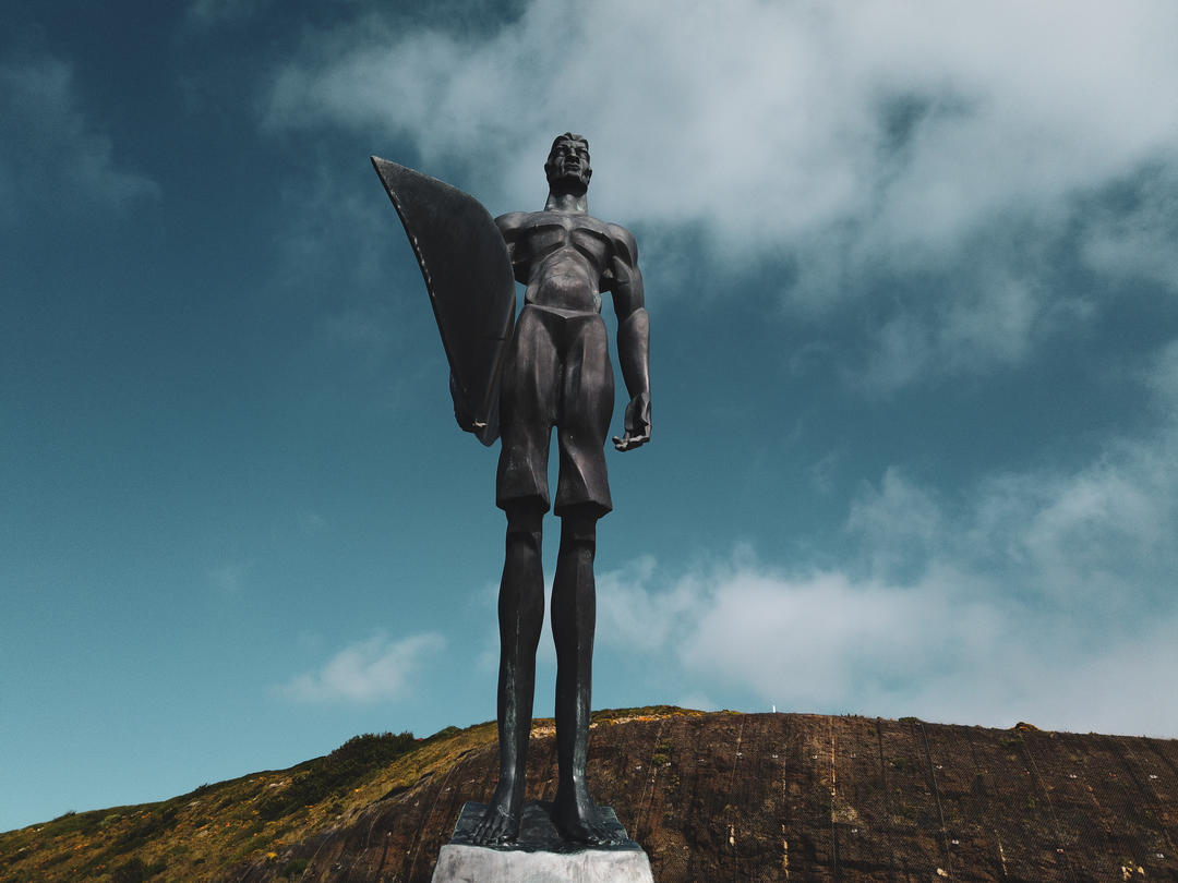 Статуя серфера на пляжі Всесвітнього заповідника на пляжі Рібейра-д'Ільяс