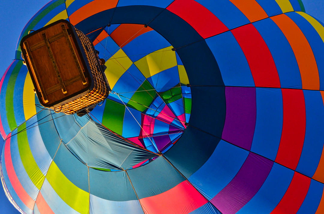 Різнокольорова повітряна куля з кількома пасажирами в гондолі