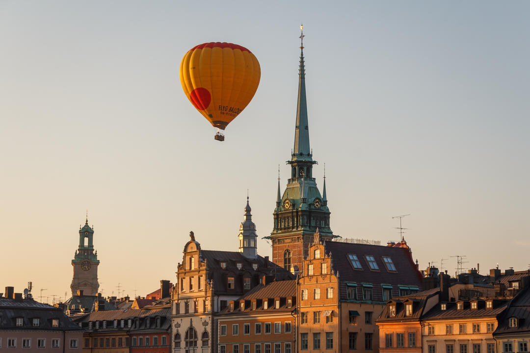 Повітряна куля пролетіла над Стокгольмом у світлі заходу сонця