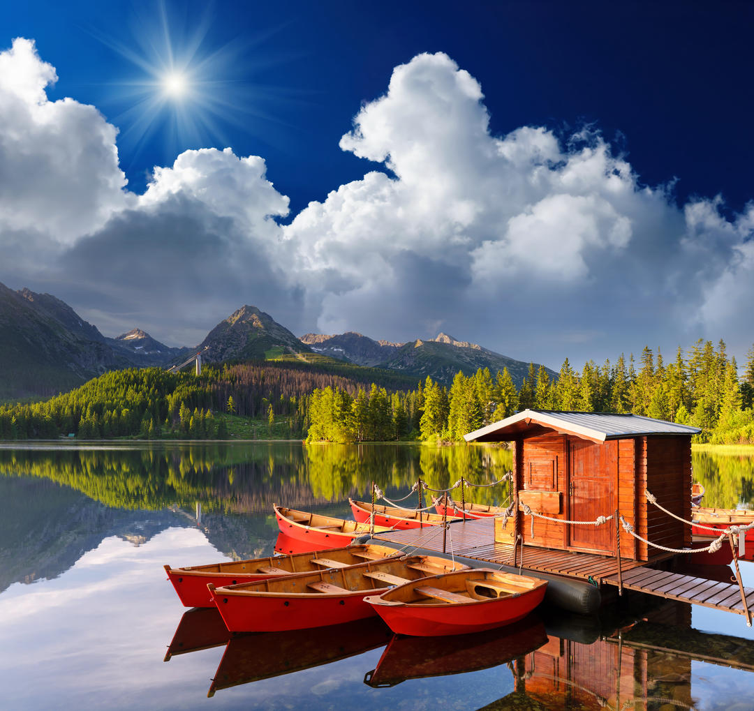 Червоні човни в гірському озері