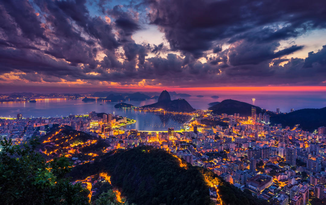 Красива панорама Ріо-де-Жанейро в сутінках