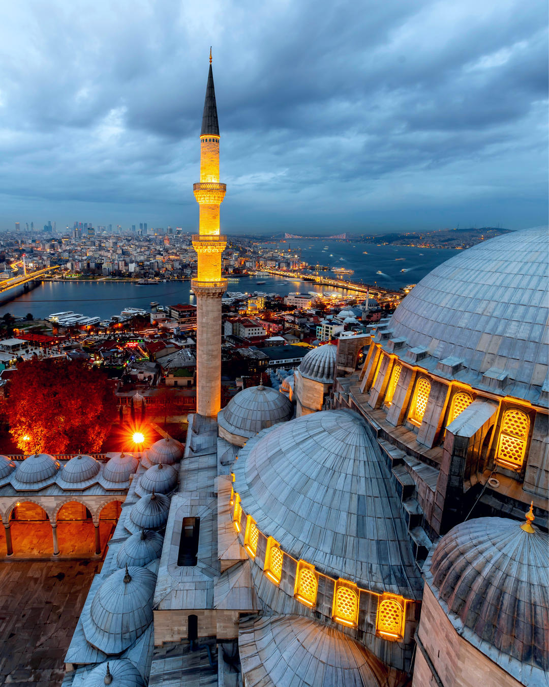 Купол мечеті на тлі нічного Стамбула