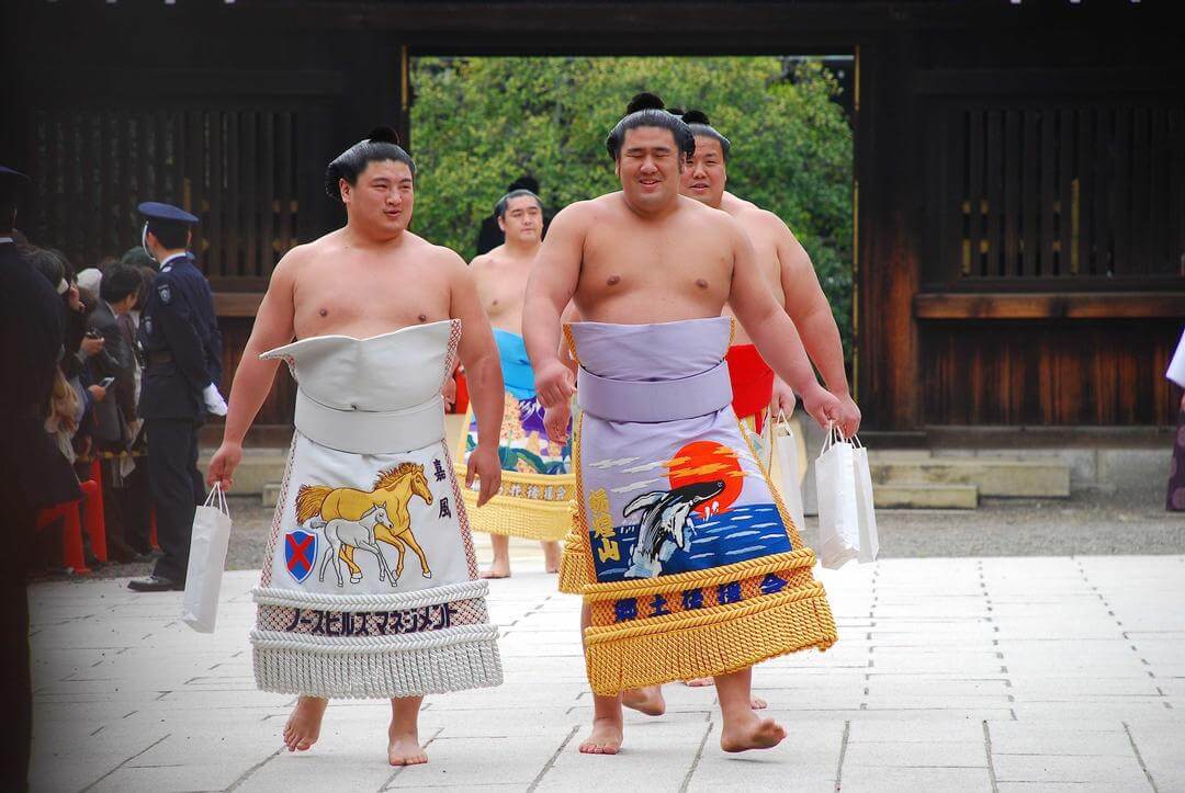 Японські борці сумо гуляють храмом