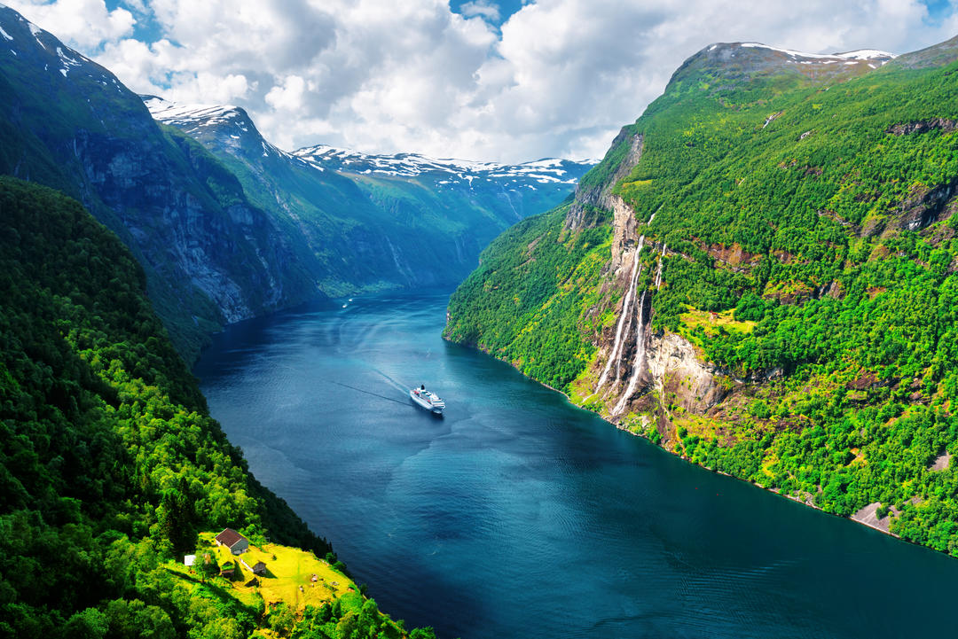 Фіорд Sunnylvsfjorden і водоспади Seven Sisters недалеко від села Гейрангер в західній Норвегії