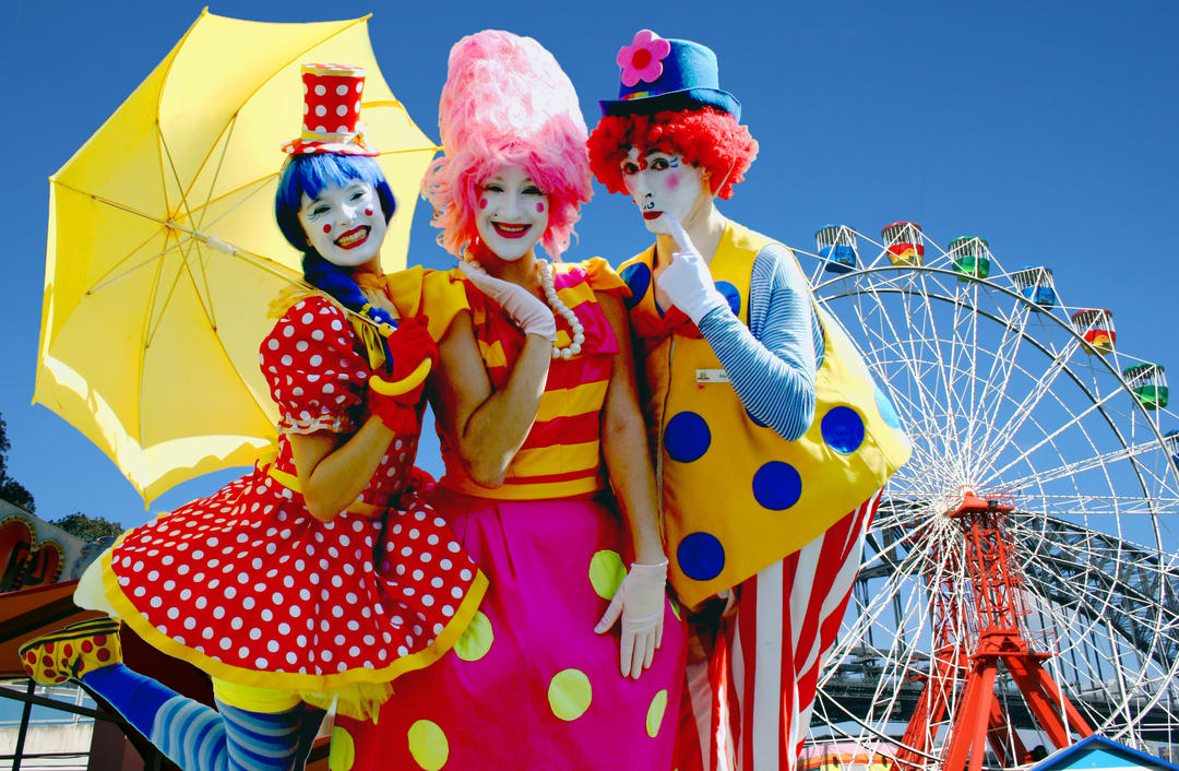 Клоуни у знаменитому Сіднейському тематичному парку на тлі мосту Харбор-Брідж