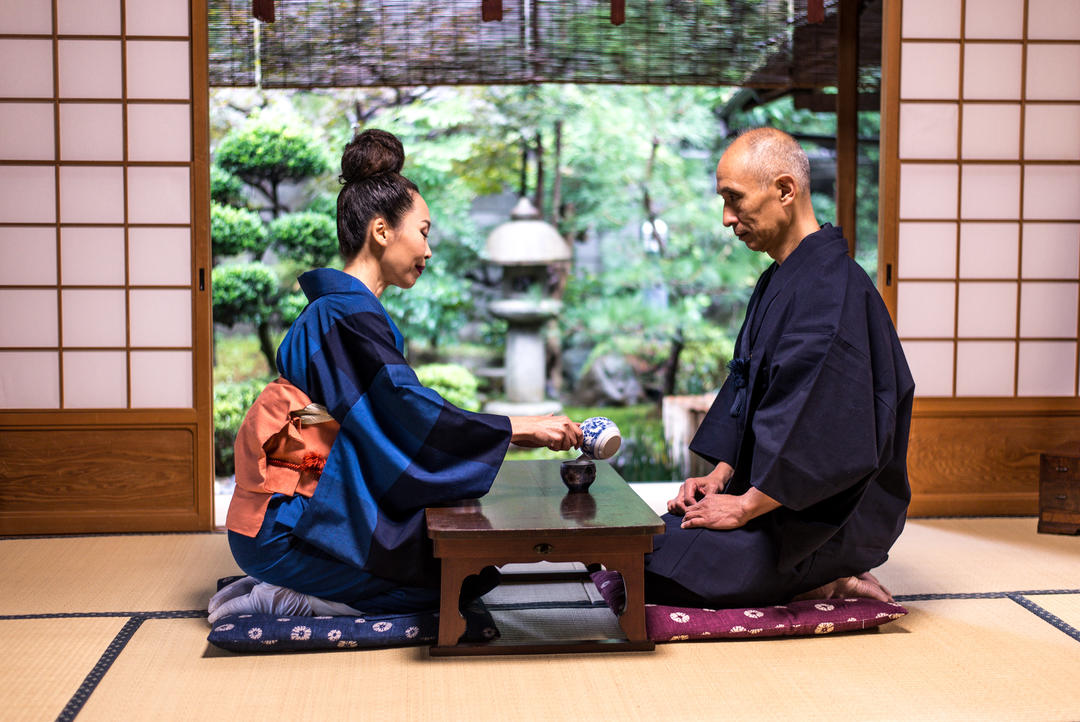Дівчина з чоловіком за прийомом чаю під час Чайної церемонії