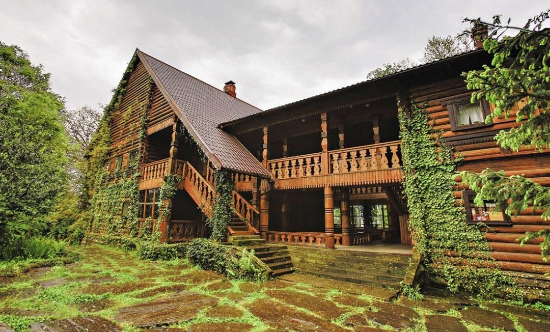 Дерев'яний різьблений будиночок