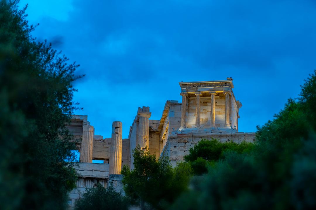 Пам'ятник Агріппе та Пропілеям вночі