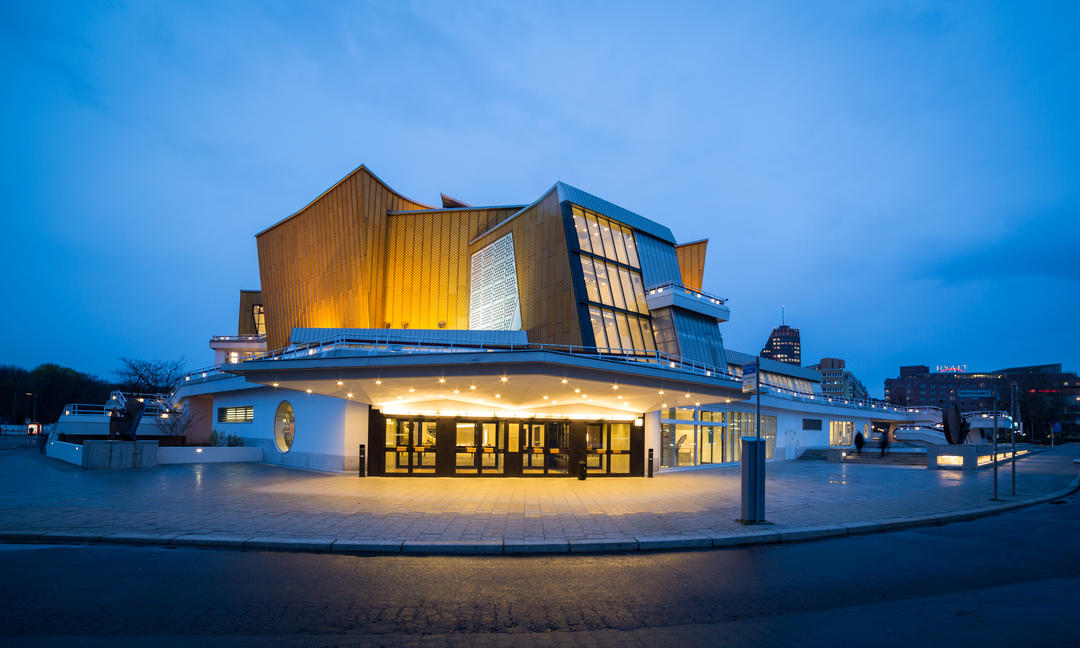 Концертний зал Берлінської філармонії з підсвічуванням фасаду