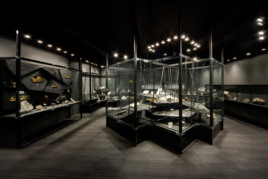 Зал музею метеоритів