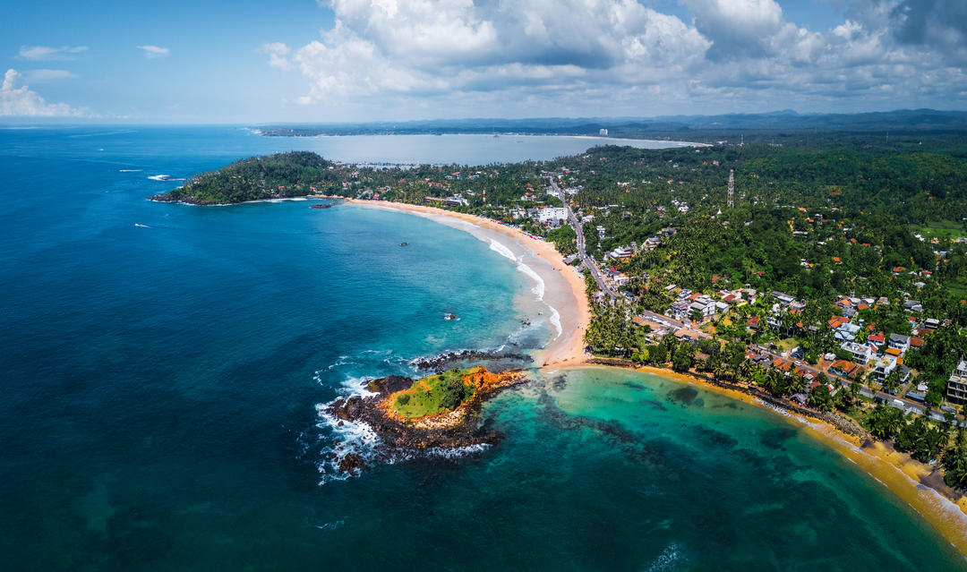 Панорама з повітря на тропічний пляж