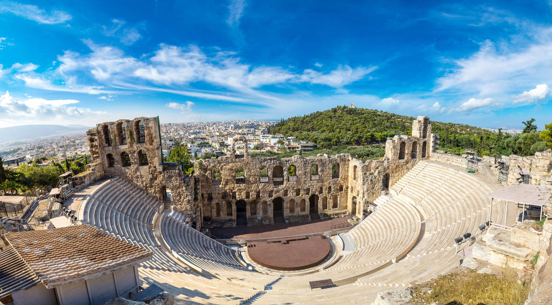 Стародавній театр у літній день в Акрополі