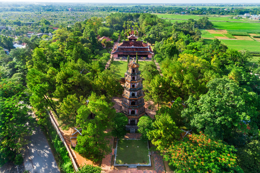 Пагода серед зелені
