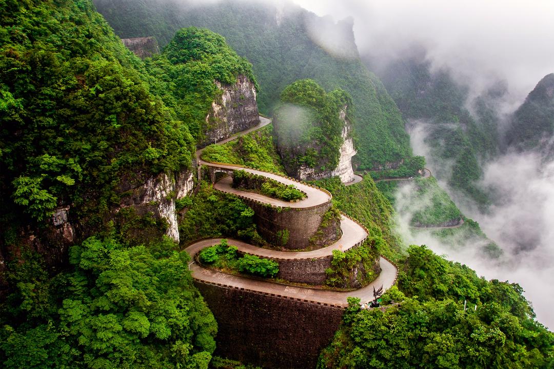Звивиста дорога національного парку Тяньмень у хмарах туману