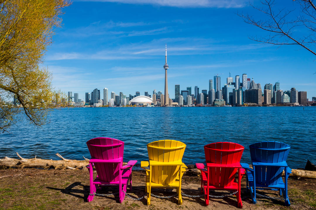 Чотири різнокольорові крісла перед горизонтом Торонто