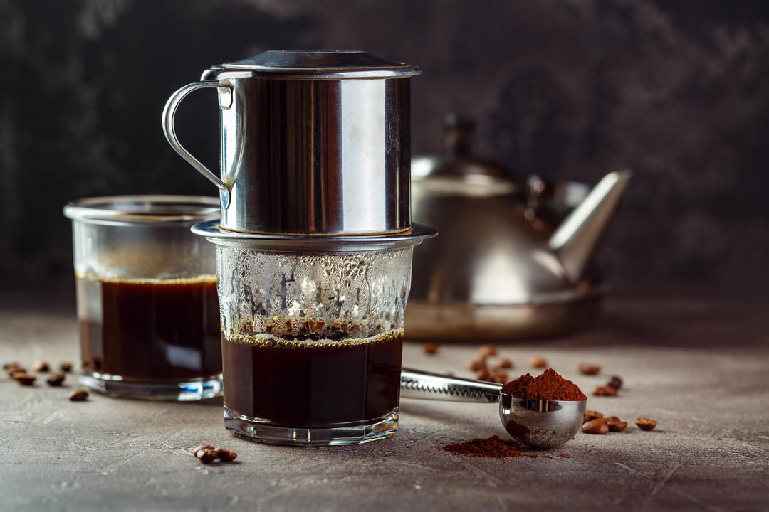 Кава в традиційній металевій кавоварці фін