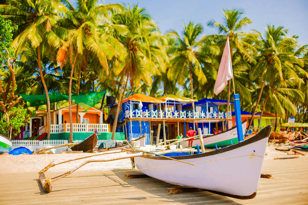 Білий дерев'яний човен на барвисті пляжі.