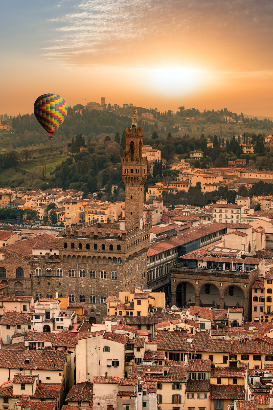 Повітряна куля пролітає над Флоренцією після заходу сонця