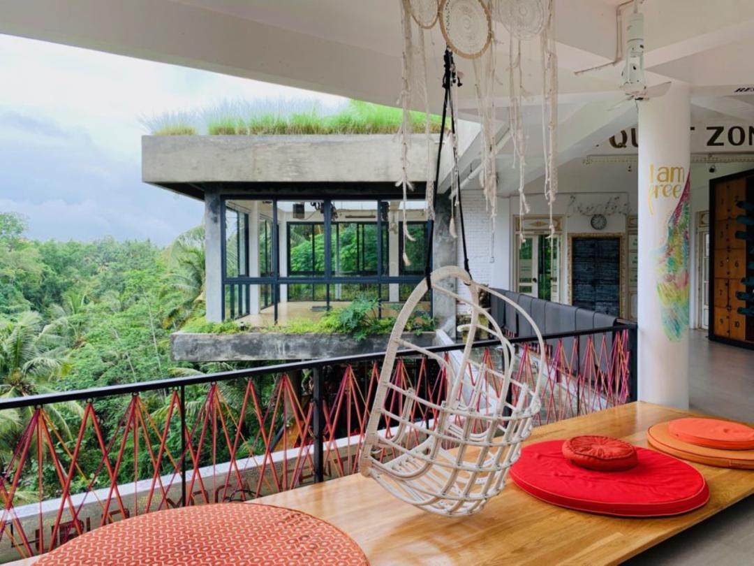 Вид на джунглі на терасі готелю
