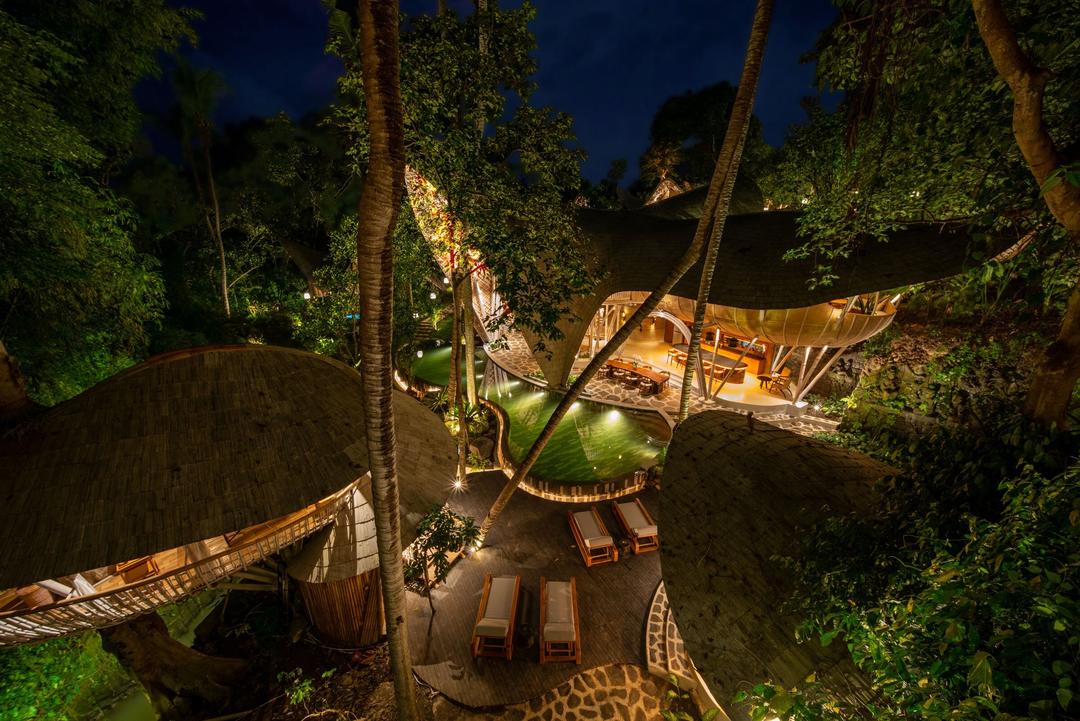 Оригінальна форма дерев'яного готелю з басейном у джунглях
