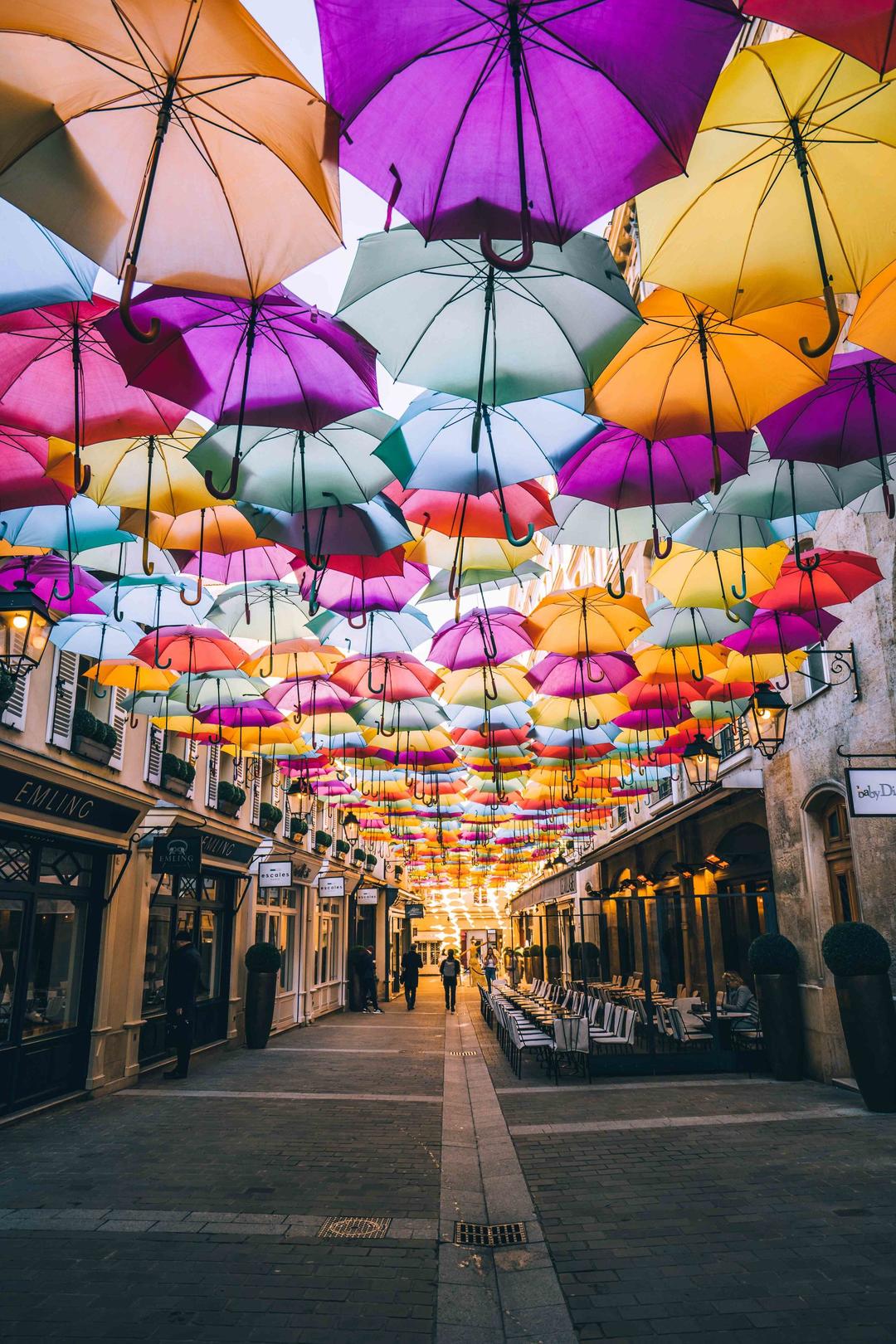 Різнокольорові парасольки нависають над вулицею