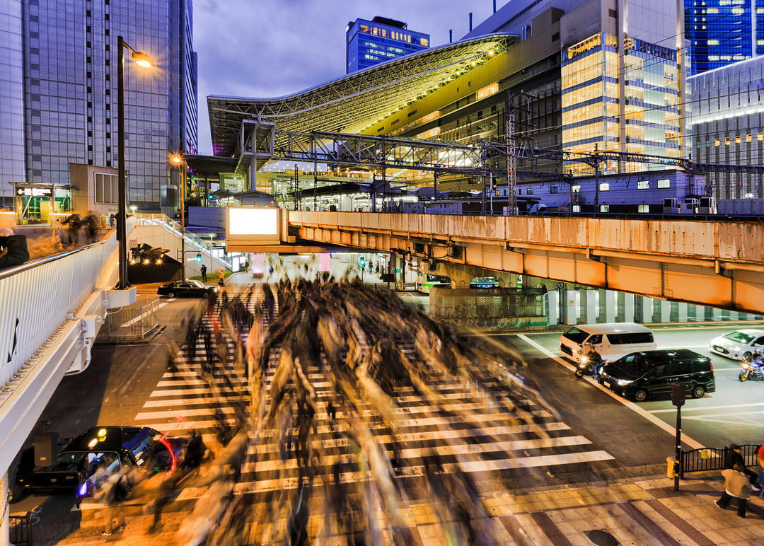 Вуличний перехід біля залізничного вокзалу Осака
