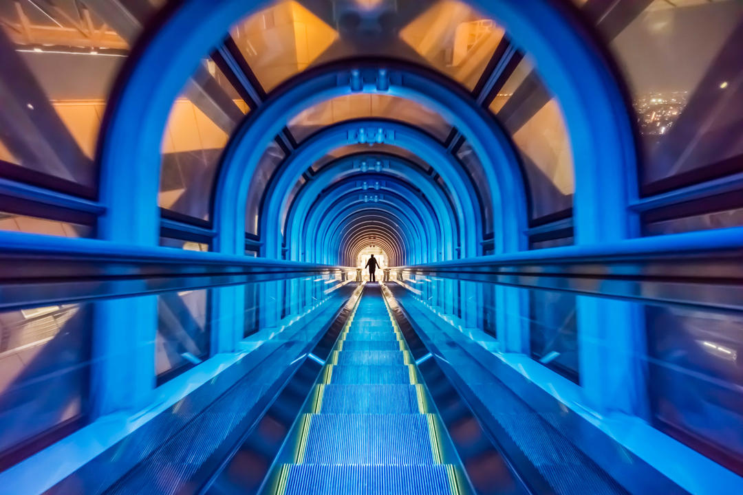 Сучасний тунельний ескалатор в Umeda Sky Building