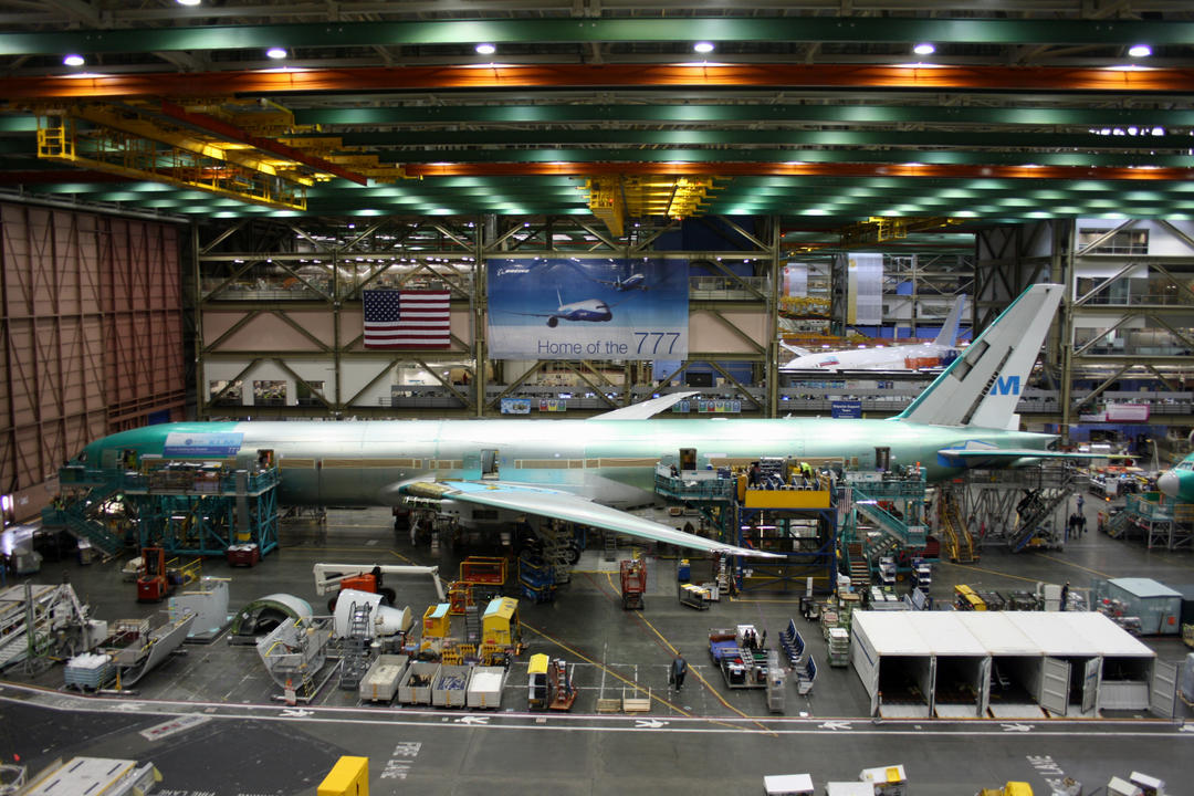 Співробітники Boeing працюють над створенням літака Boeing 777