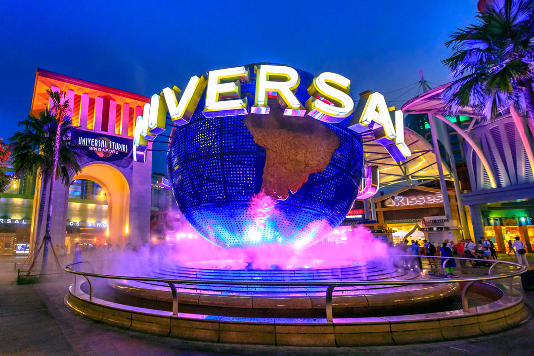 Universal Studios зі світним глобусом на острові Сентоза