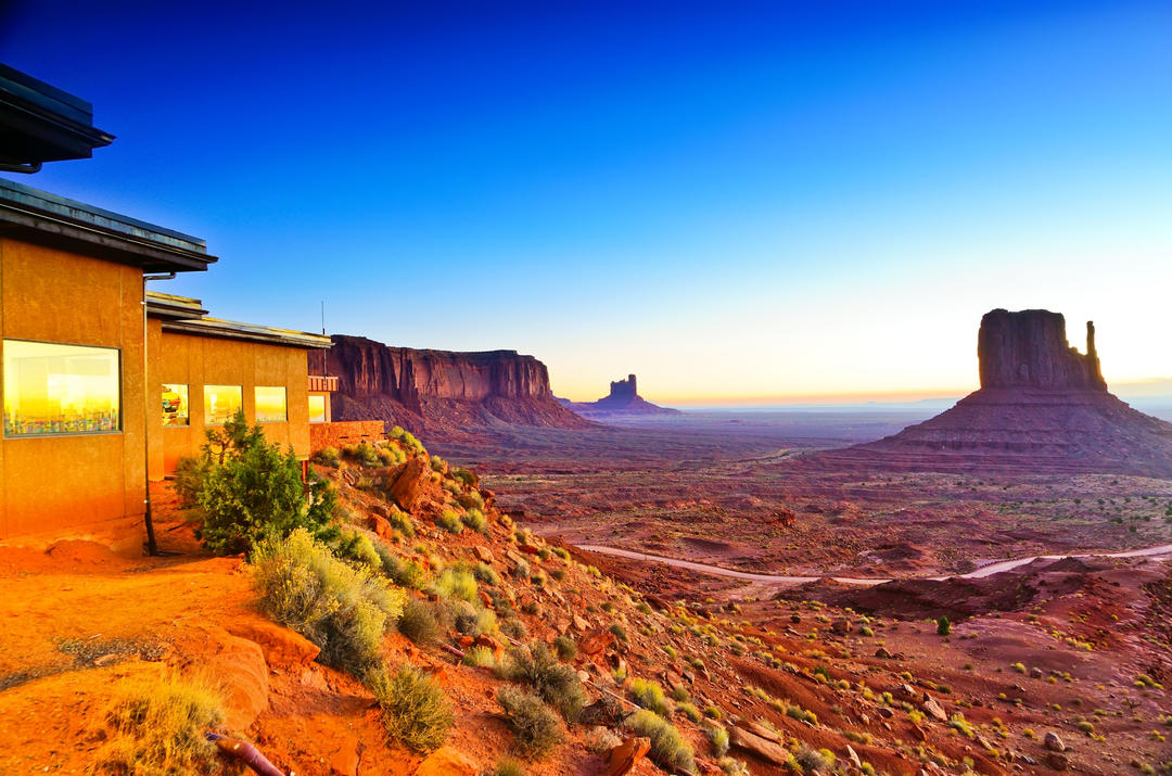 Долина монументів на світанку з видом на резервацію народу навахо