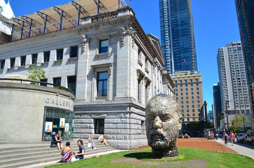 Голова Дугласа Купленда у Художній галереї Ванкувера